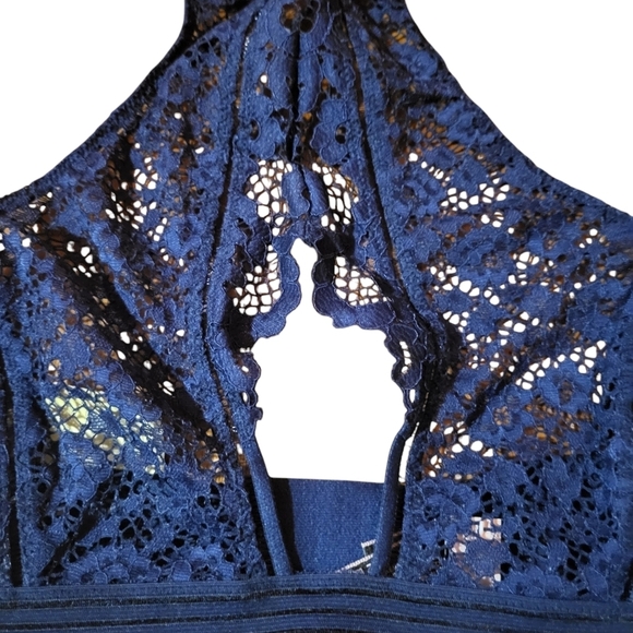 VICTORIA'S SECRET NAVY BLUE KEY HOLE HIGH NECK BRALETTE BRA Size Small - Picture 3 of 6